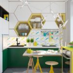 Farvekombination køkkenindretning koldgrøn og gul på en hvid baggrund