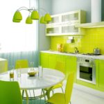 Krāsu kombinācija virtuves interjers smaragda zaļš citrondzeltens