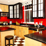 Combinație de culori maro și roșu interior de bucătărie pe un fundal deschis