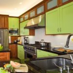 A barna és a világos zöld színű konyhabelső kombinációja