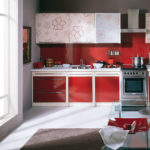 Krāsu kombinācija sarkans virtuves interjers pelēkā krāsā
