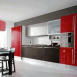 Krāsu kombinācija virtuves interjers sarkans un melns