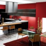 Krāsu kombinācija virtuves interjerā sarkana un melna uz balta