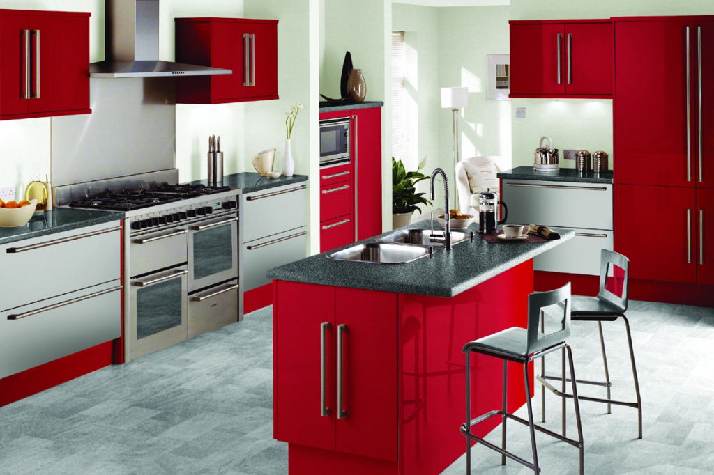 Krāsu kombinācija virtuves interjers sarkans un pelēks