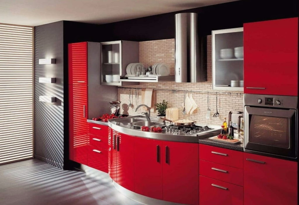 Gabungan warna interior dapur berwarna merah dan gelap