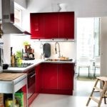 Kombinácia farieb interiéru červenej kuchyne na bielom pozadí
