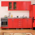 Combinația de culori roșu interior de bucătărie mat pe fundal alb