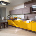 Combinație de culori interior bucătărie galben mat și maro deschis pe alb