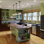 Kombinácia farieb olivovo zelená a hnedá interiér kuchyne