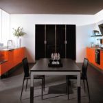 Krāsu kombinācija virtuves interjerā oranža un melna