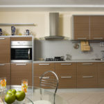 Combinație de culori interior bucătărie gri și maro deschis