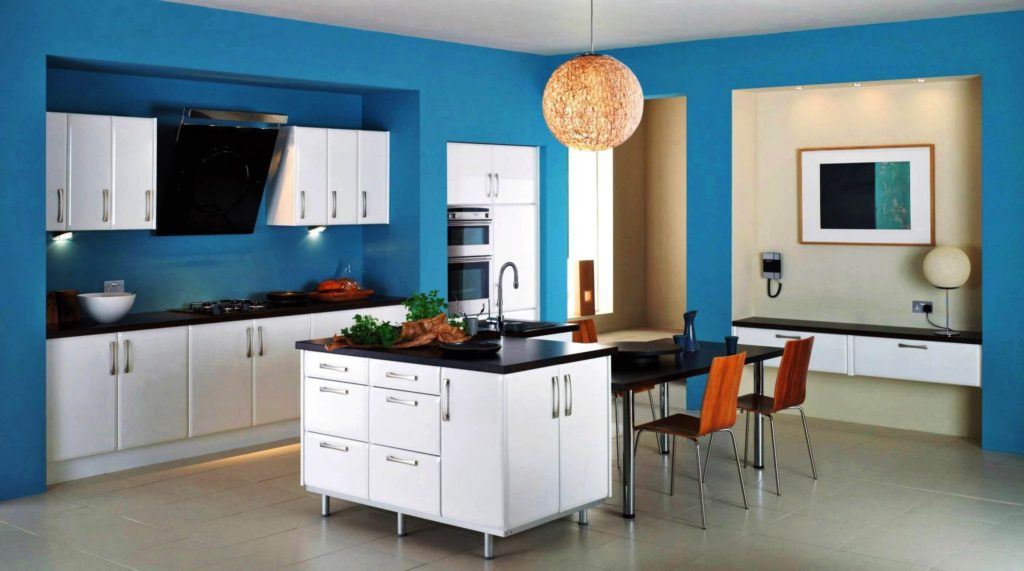 Combinație de culori albastru și alb interior bucătărie