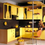 Kombinasi warna dapur interior berwarna kuning pada coklat gelap