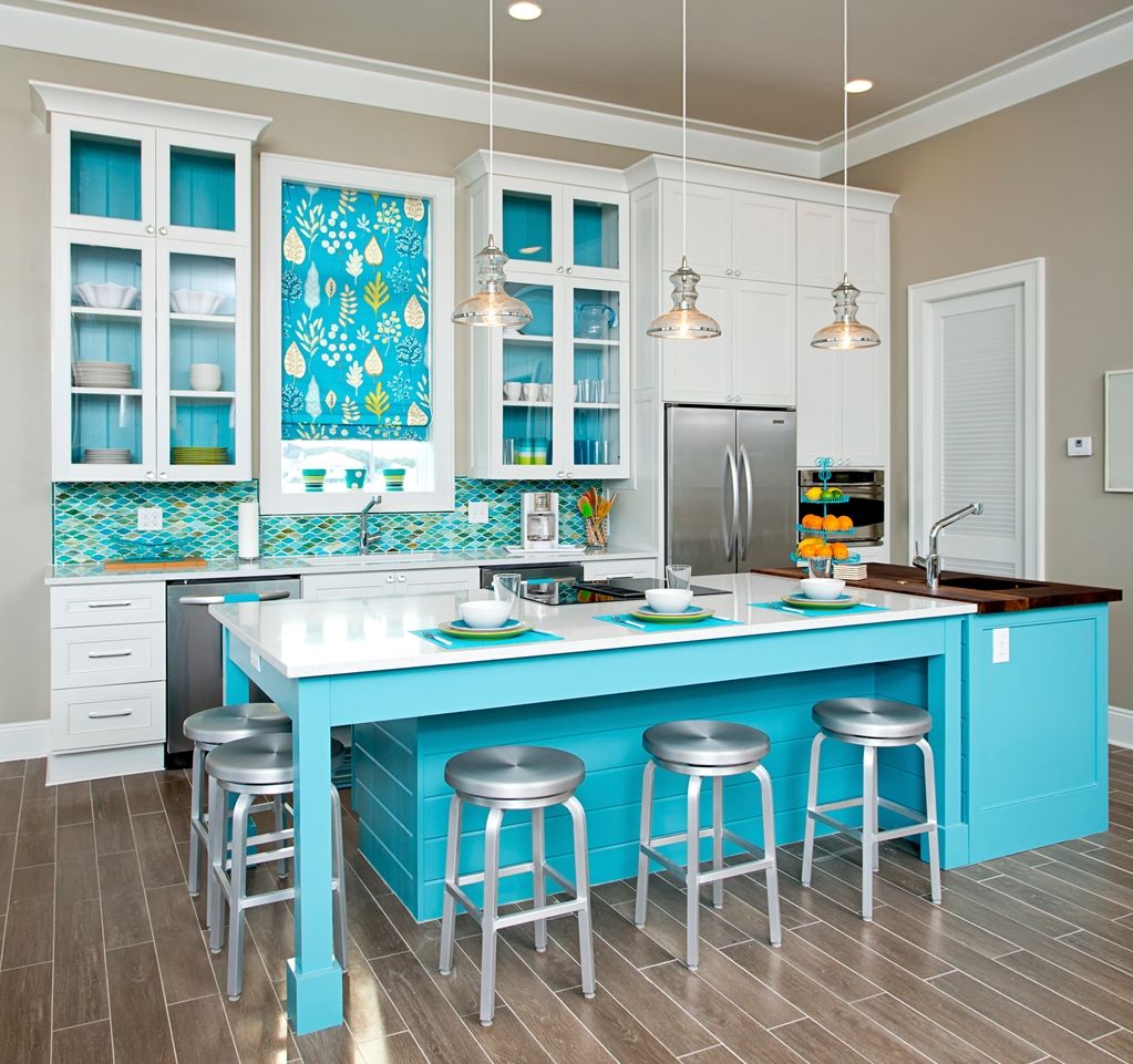 Krāsu kombinācija virtuves interjers gaiši zilas nokrāsas
