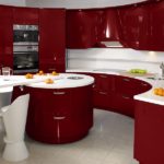 Krāsu kombinācija virtuves interjers tumši sarkans spīdums uz balta