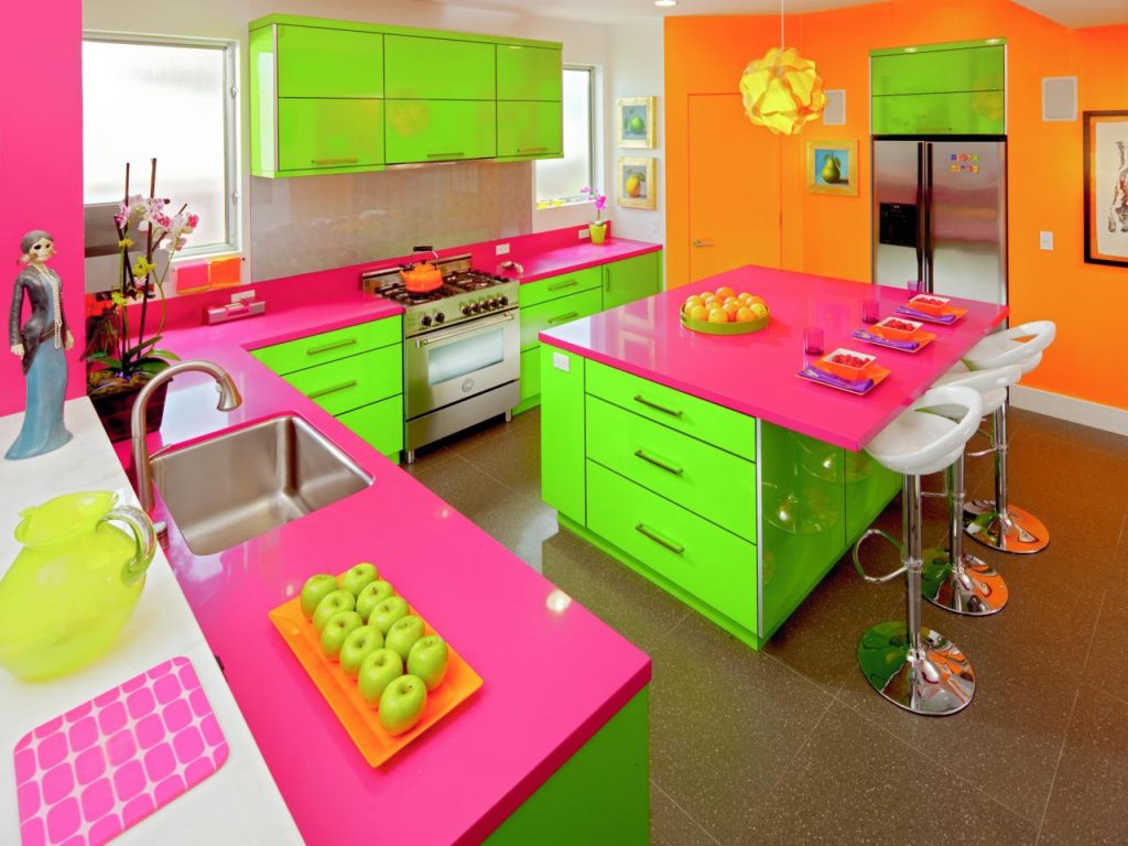 The color combination of the interior of the kitchen is a triad of three main