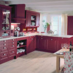 Kombinasi warna dapur interior merah ceri ditetapkan pada latar belakang putih