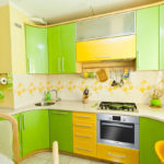 Krāsu kombinācija virtuves interjers zaļš uz gaiši dzeltens