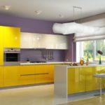 A sárga és a lila konyha belső színek kombinációja