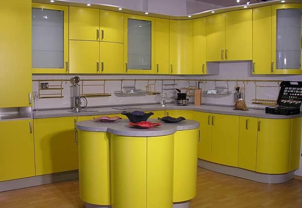 Combinație de culori galben interior bucătărie cu alb