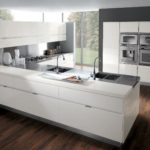 Šiuolaikiška aukštųjų technologijų pilka virtuvė ant baltos spalvos
