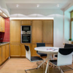 Moderná kuchyňa, keramická dlažba a orechová súprava