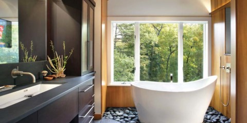 nápady interiéru kúpeľne s oknom