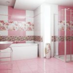 الحمام مع نافذة البلاط اللون الوردي