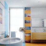 salle de bain avec fenêtre combinaison de couleurs vives