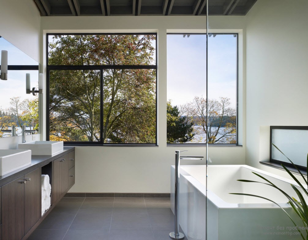 pencere tasarımlı banyo