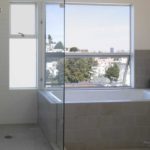 salle de bain avec fenêtre photo