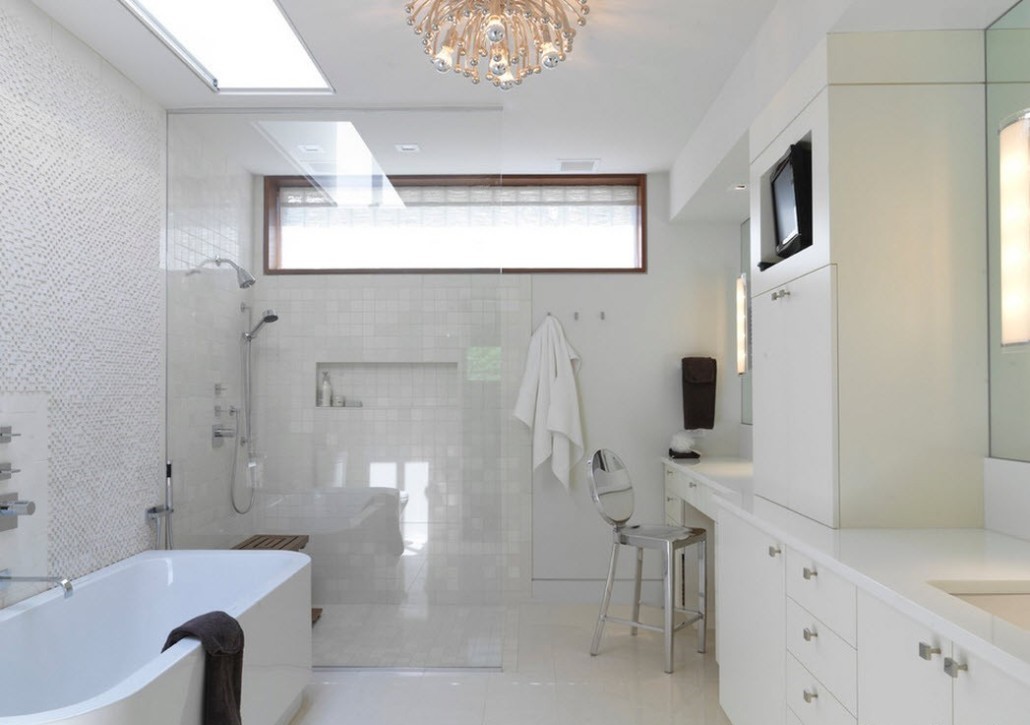design de salle de bain clair avec fenêtre