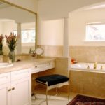 salle de bain avec fenêtre aux couleurs pastel