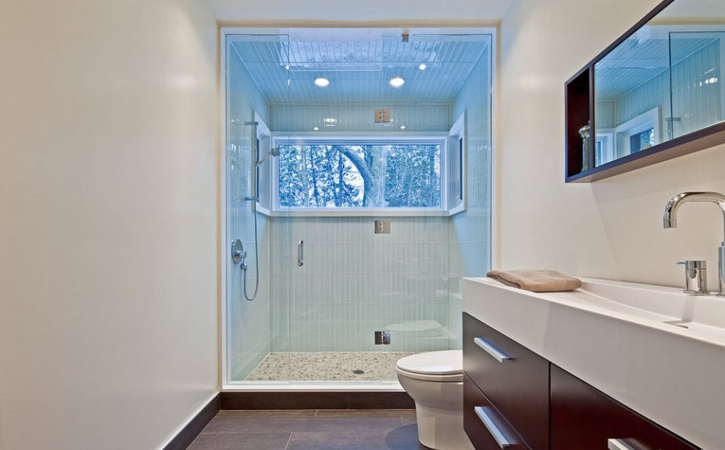 salle de bain avec fenêtre