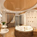 De badkamer in het privéhuis is betegeld met gips en verlaagde plafonds