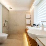 design av ett badrum kombinerat med en toalett