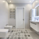 ontwerp van een badkamer gecombineerd met een toilet