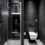 การออกแบบสีดำและสีขาวของห้องน้ำพร้อมห้องสุขา