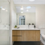 foto van het ontwerp van een badkamer gecombineerd met een toilet
