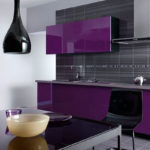 Bucătărie violetă cu tonuri de negru.