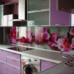 Cozinha roxa com eletrodomésticos integrados