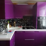 Лилава кухня с черен цвят.