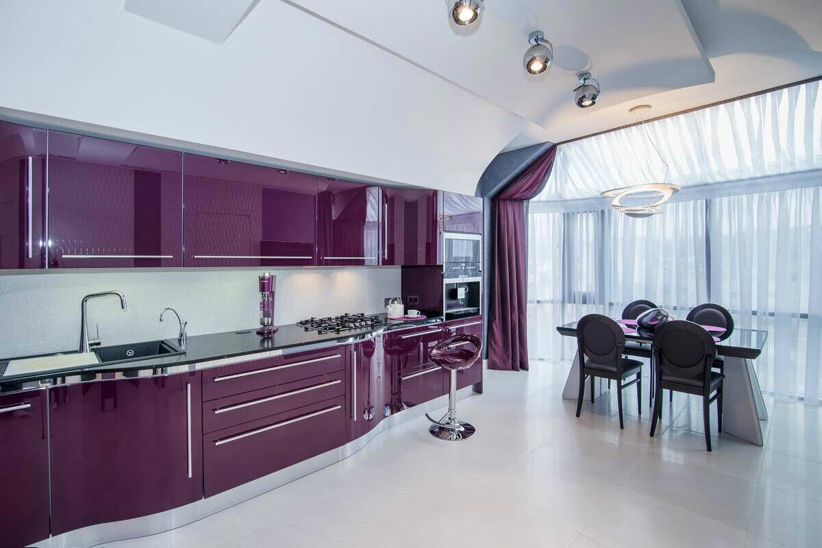 Bucătărie violet pentru o cameră mare