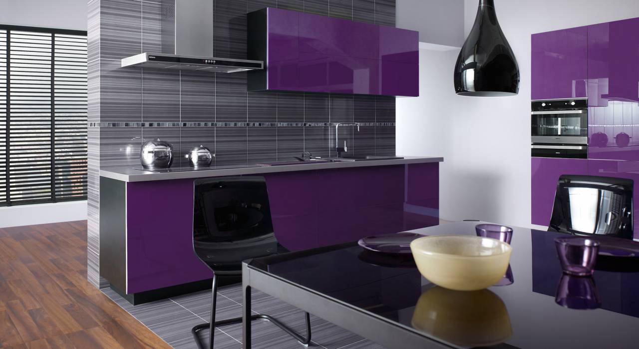 Fialová kuchyňa s čiernou farbou