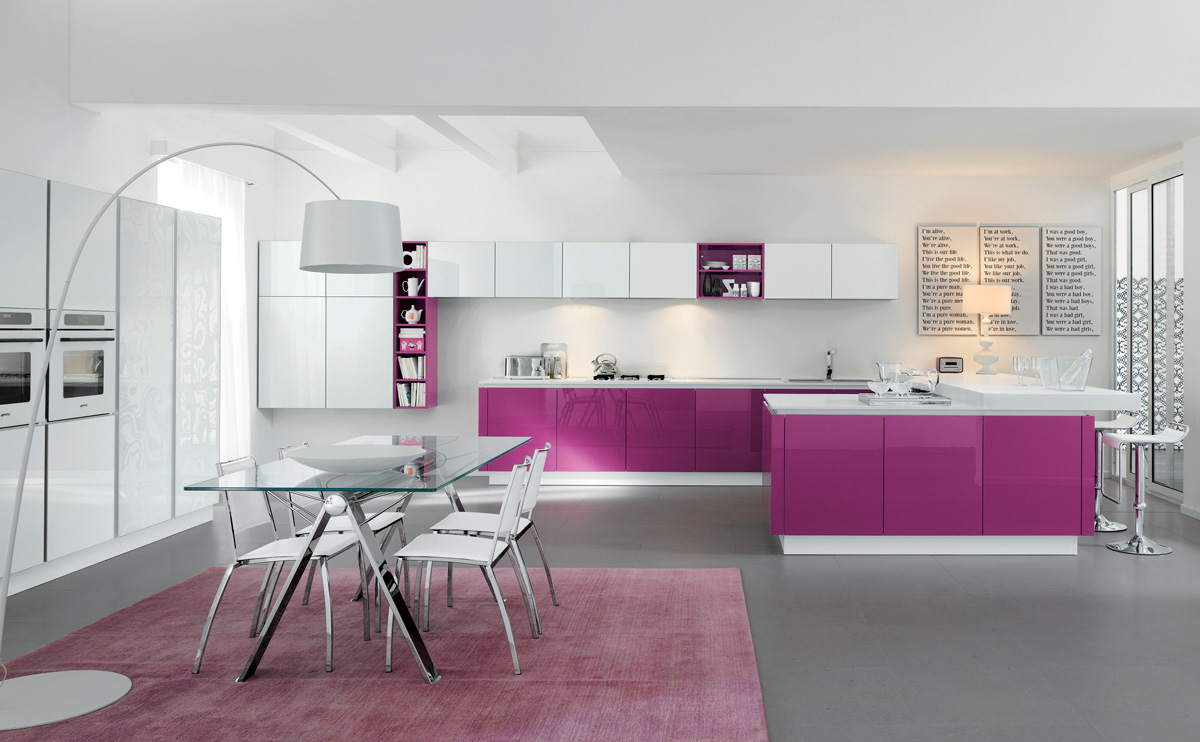Bucătărie violetă cu luciu