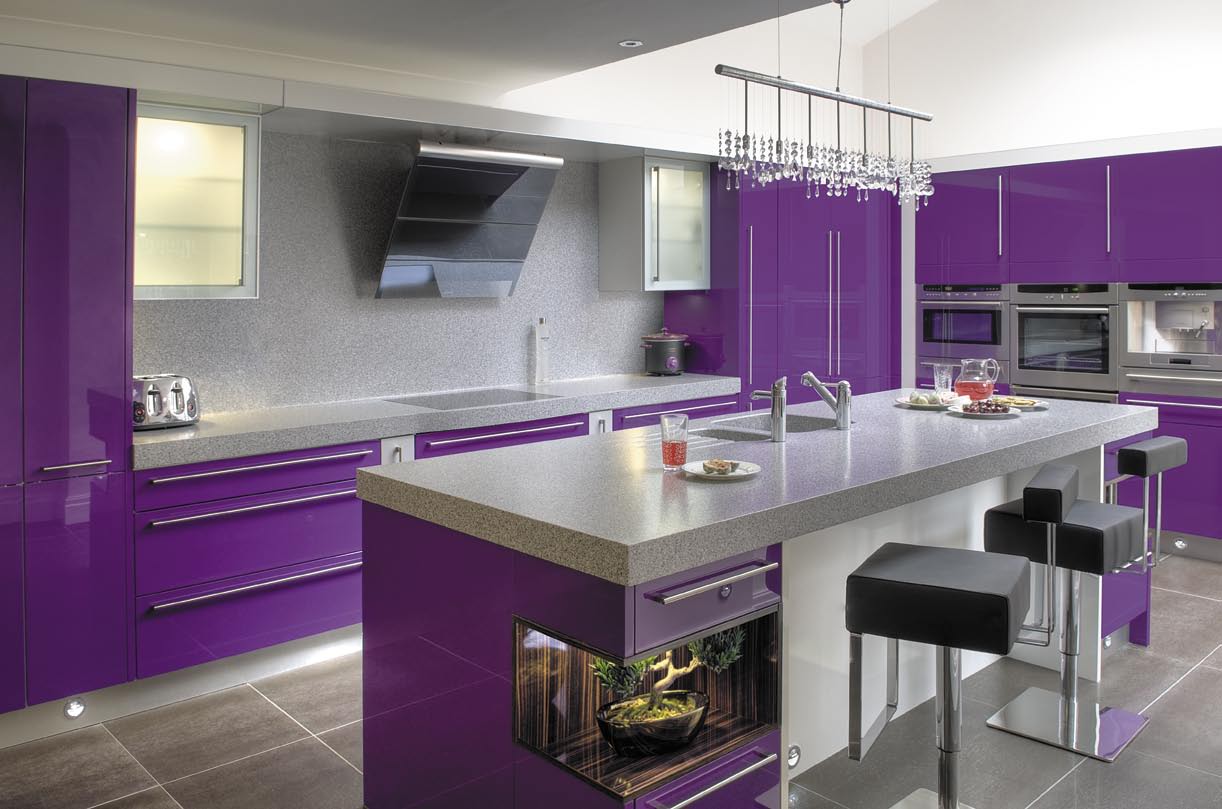 Bucătărie violetă cu gri