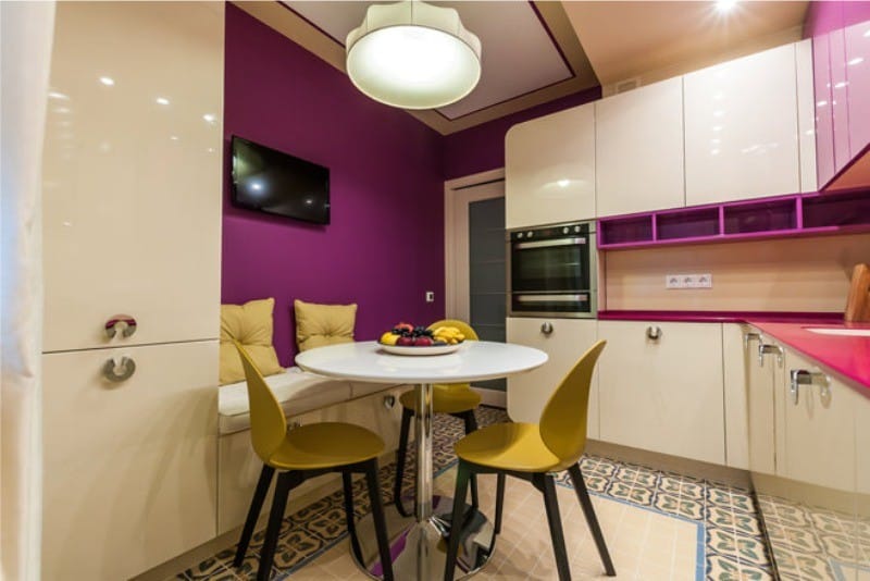 Bucătărie violetă cu nuanțe aurii și galbene.