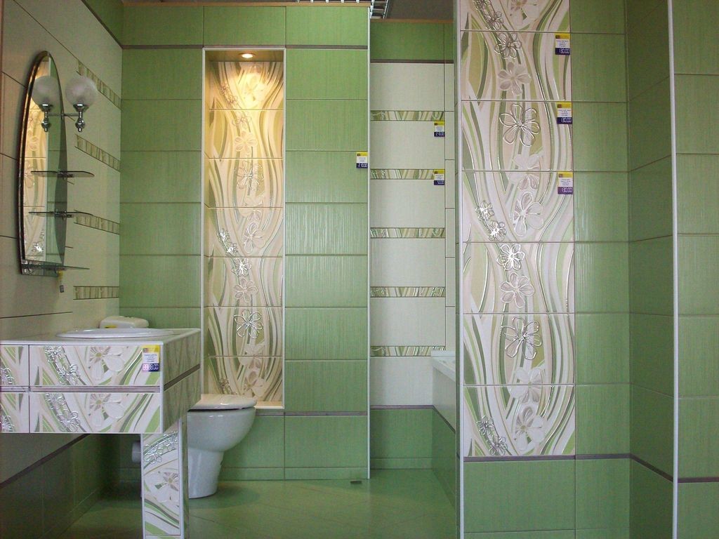 zaļas keramikas flīzes vannas istabā