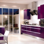Fialová kuchyňa s oceľovou farbou