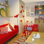 červená pohovka v spálni obývacej izby